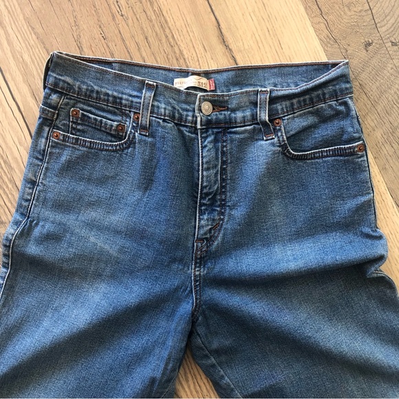Perfectly Slimming Levi’s Cropped Denim Jeans 12 - Picture 3 of 13